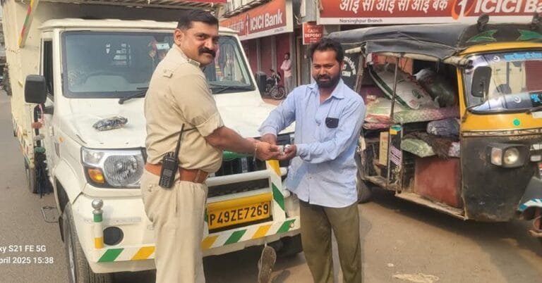 नरसिंहपुर पुलिस की अनूठी पहल: हाई सिक्योरिटी नंबर प्लेट और वैध कागजात रखने वालों का सम्मान
