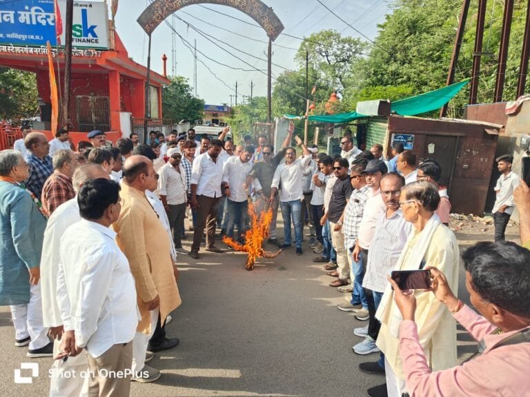 "नरसिंहपुर में विद्युत विभाग के खिलाफ विरोध प्रदर्शन करते हुए युवा कांग्रेस और एनएसयूआई के कार्यकर्ता"