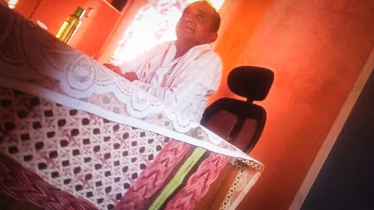 महिला सरपंच की कुर्सी पर पति? ग्राम पंचायत निवारी पान में महेश दीक्षित की सक्रियता पर उठे सवाल