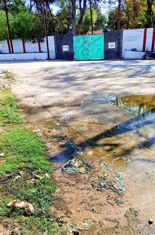 नरसिंहपुर में कलेक्टर बंगले के सामने सड़क पर बह रहा पानी, लोग परेशान